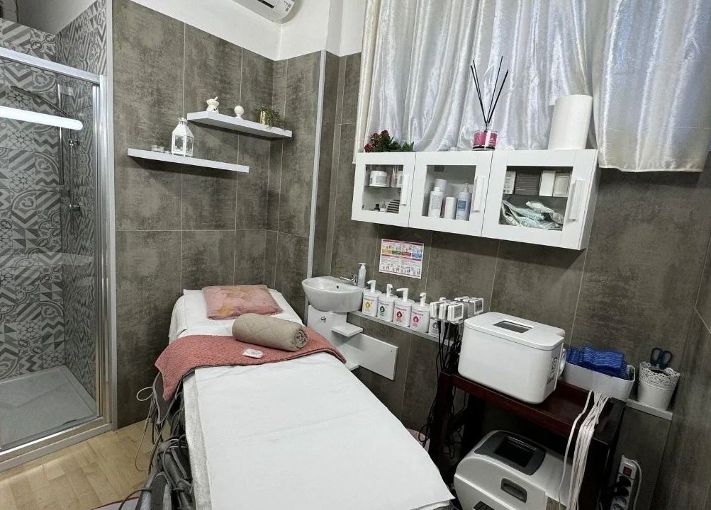 Stanza moderna di Vanessa Beauty Spa a Rho, Lombardia, IT, con letto massaggio e arredi eleganti.