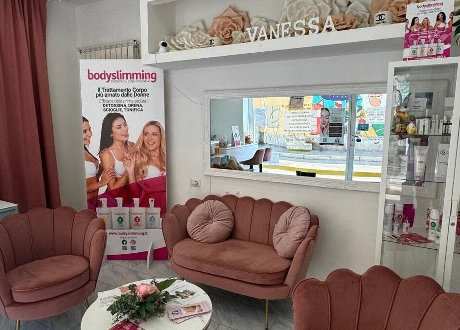 Interno elegante e moderno di Vanessa Beauty Spa a Rho, Lombardia, IT con sedie rosee e prodotti di bellezza.
