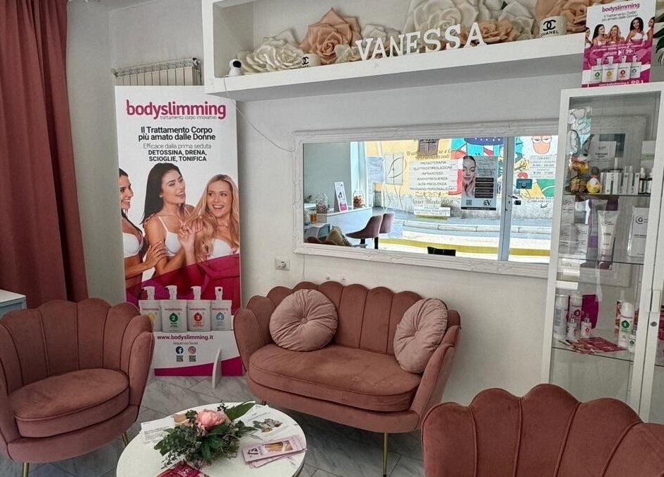 Interno elegante e moderno di Vanessa Beauty Spa a Rho, Lombardia, IT con sedie rosee e prodotti di bellezza.