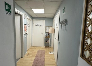 Corridoio accogliente di Vanessa Beauty Spa a Rho, Lombardia, IT, con decorazioni eleganti e porte delle cabine.