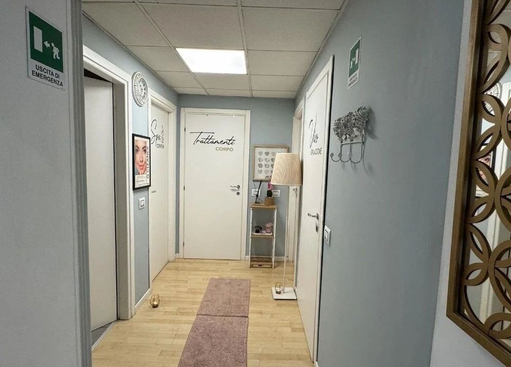 Corridoio accogliente di Vanessa Beauty Spa a Rho, Lombardia, IT, con decorazioni eleganti e porte delle cabine.