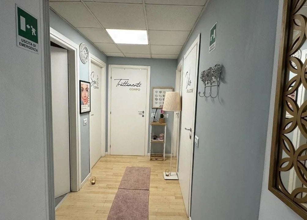 Corridoio accogliente di Vanessa Beauty Spa a Rho, Lombardia, IT, con decorazioni eleganti e porte delle cabine.