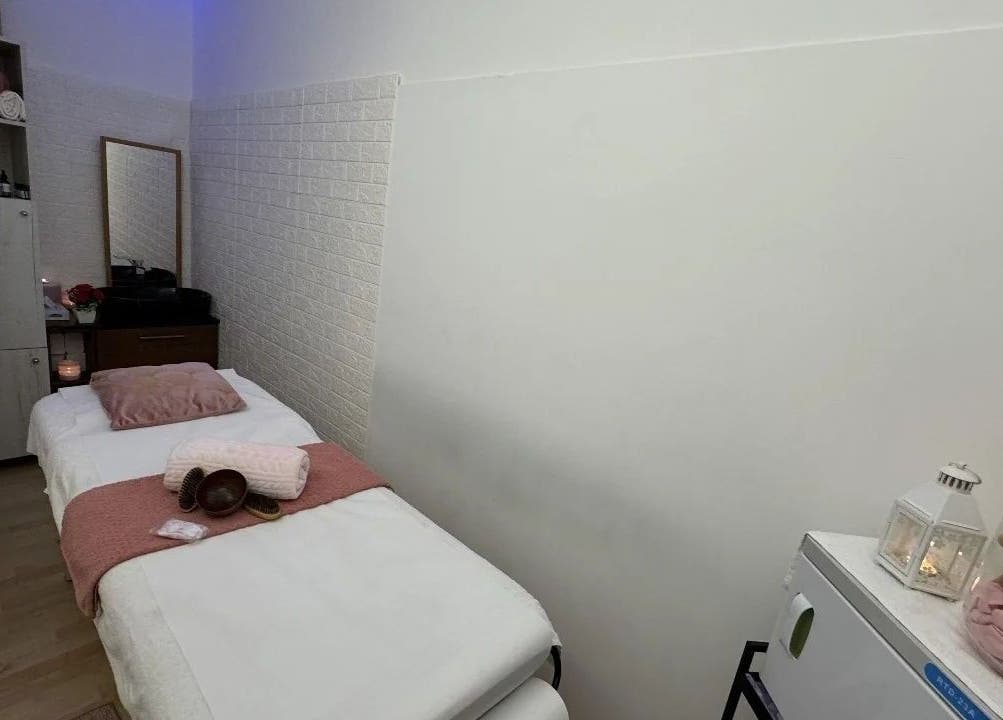 Sala massaggi accogliente presso Vanessa Beauty Spa, Rho, Lombardia, IT, con lettini e decorazioni rilassanti.
