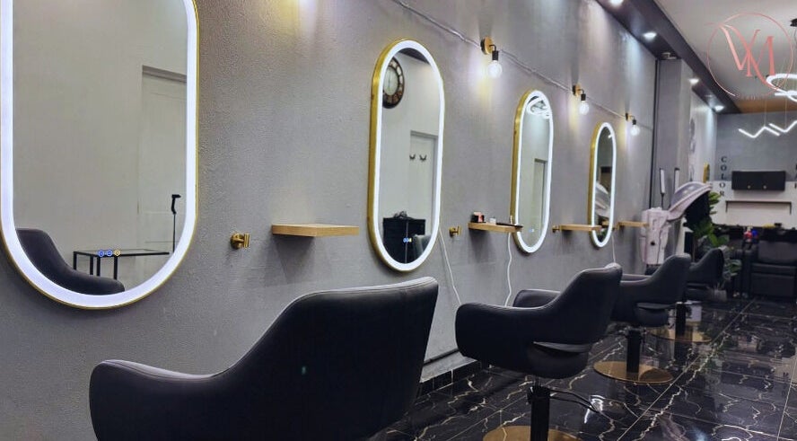 Salão moderno da VM Beauty em Sydney, New South Wales, AU, com cadeiras estéticas e espelhos iluminados.