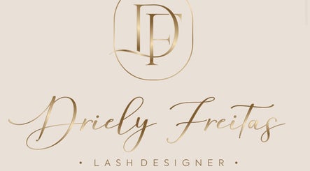 Logotipo dourado de Sua Lash designer | • DRIELY FREITAS • em Sines, Setúbal, PT.