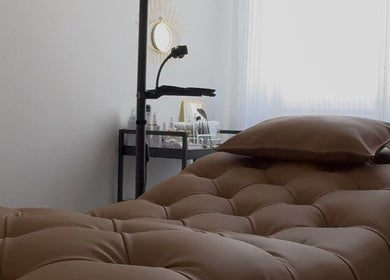Sala elegante com cama de estética em Sua Lash Designer | • DRIELY FREITAS • em Sines, Setúbal, PT.