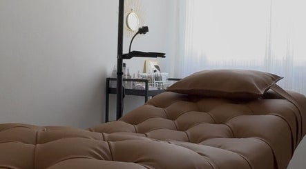 Sala elegante com cama de estética em Sua Lash Designer | • DRIELY FREITAS • em Sines, Setúbal, PT.