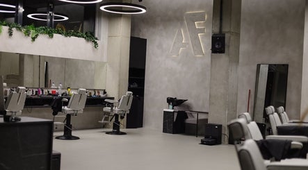 Interieur van Art of Fadez, Alphen Aan Den Rijn, met stijlvolle kappersstoelen en moderne verlichting.
