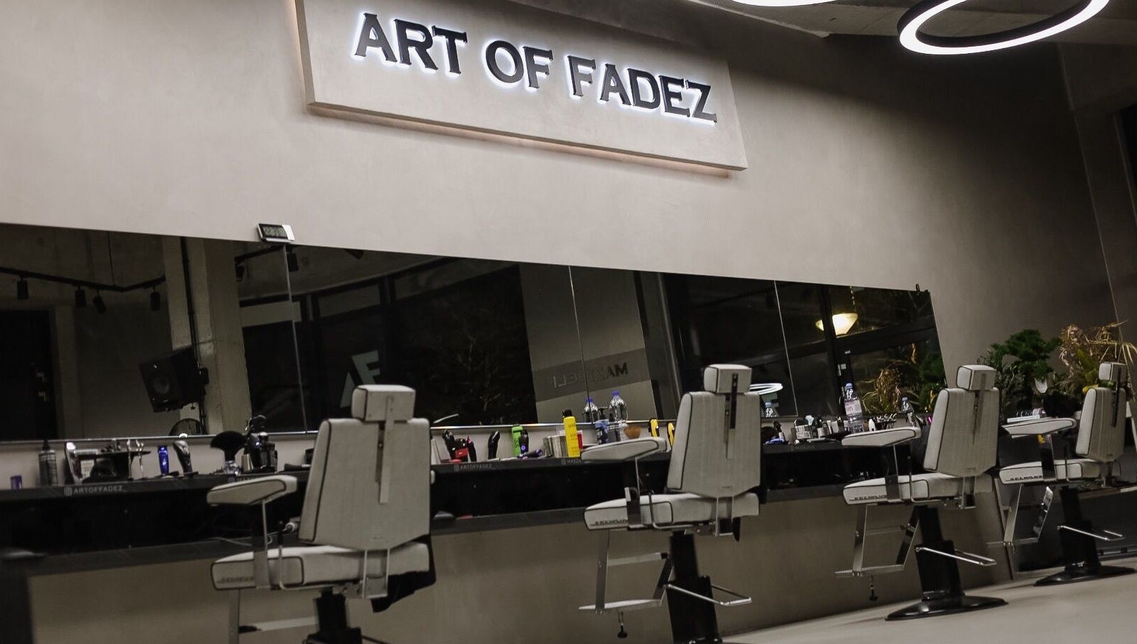 Moderne kappersstoelen in Art of Fadez, Alphen Aan Den Rijn, Zuid-holland, NL