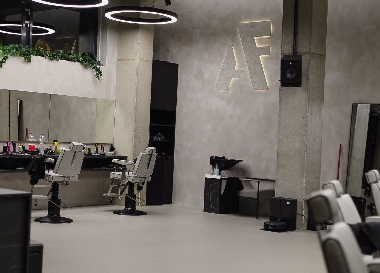 Moderne kapsalon Art of Fadez in Alphen Aan Den Rijn, Zuid-Holland met stijlvolle inrichting en luxe stoelen.