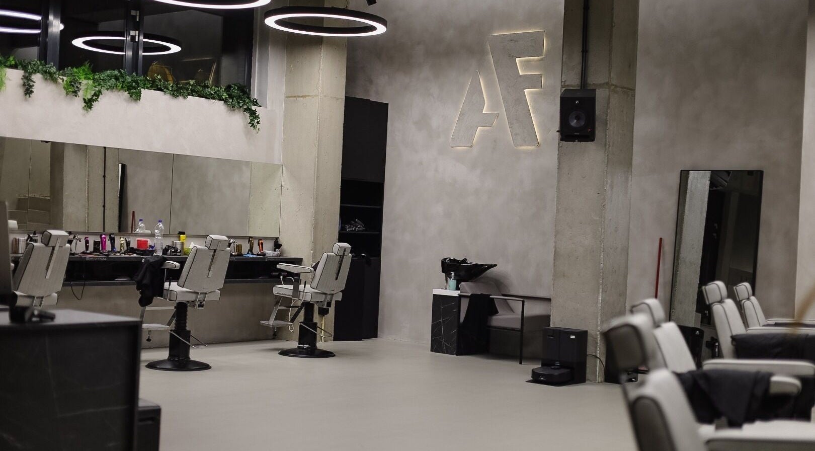 Moderne kapsalon Art of Fadez in Alphen Aan Den Rijn, Zuid-Holland met stijlvolle inrichting en luxe stoelen.