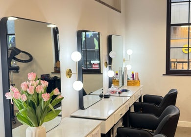 Салон красоты Anastasiia BeautyHair в Лондоне с элегантными зеркалами и цветами.