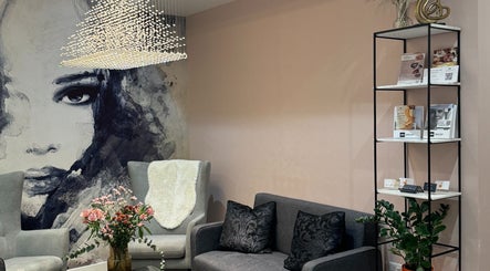 Стильный интерьер салона Anastasiia BeautyHair в Лондоне, Англия, с искусством и декором.