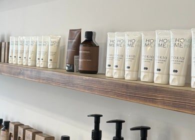 Продукты для ухода на полке в Anastasiia BeautyHair, Лондон, Англия, GB.