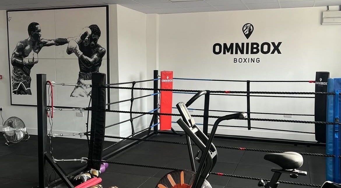 OMNIBOX boxing ring and mural in Birmingham, England, GB. Modern training environment for fitness enthusiasts.