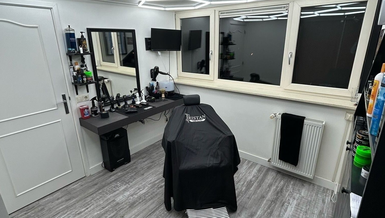 Moderne knipruimte bij Tristan De Barber in Stolwijk, Zuid-holland, NL met professionele stylingproducten.