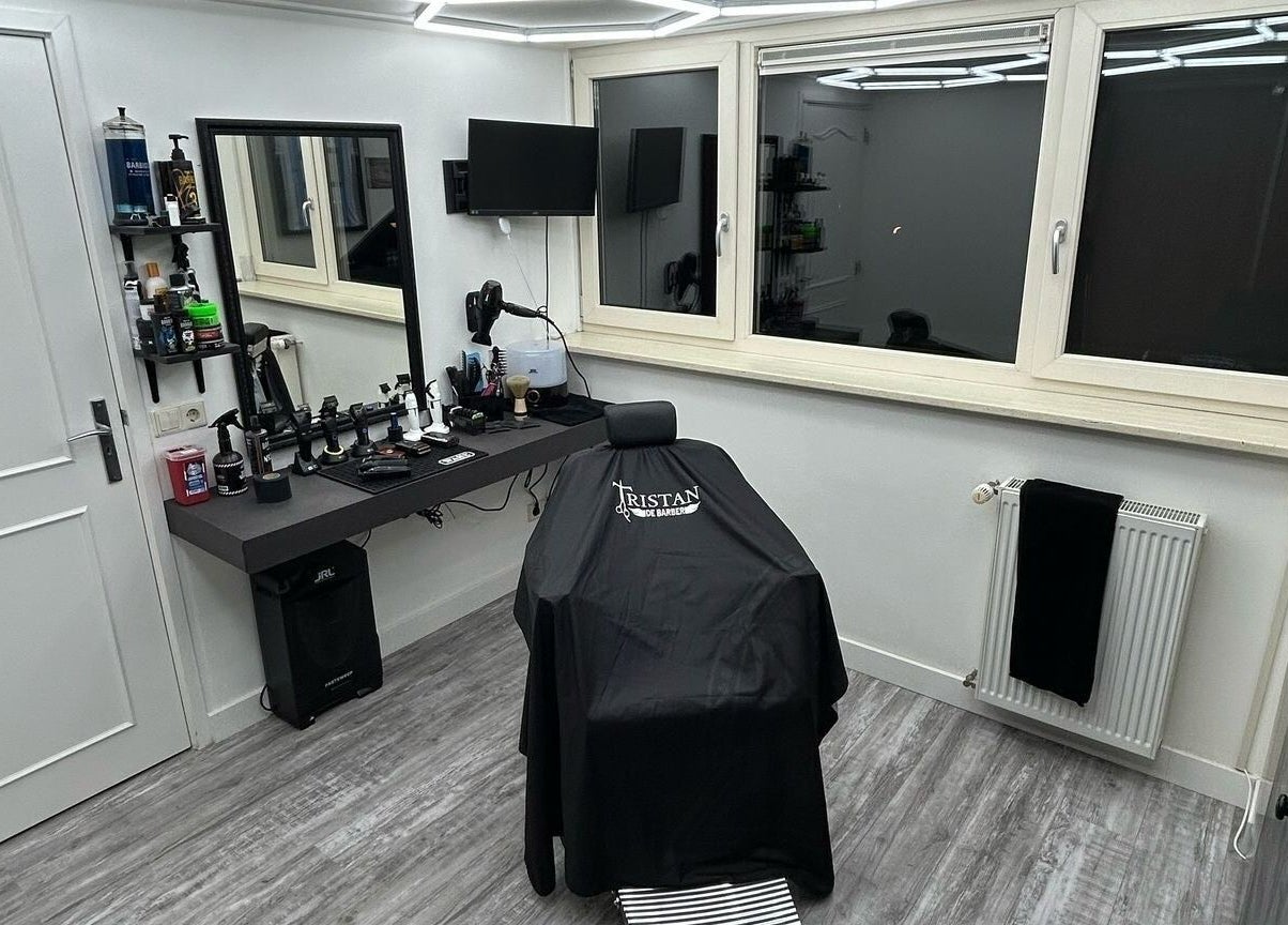 Moderne knipruimte bij Tristan De Barber in Stolwijk, Zuid-holland, NL met professionele stylingproducten.