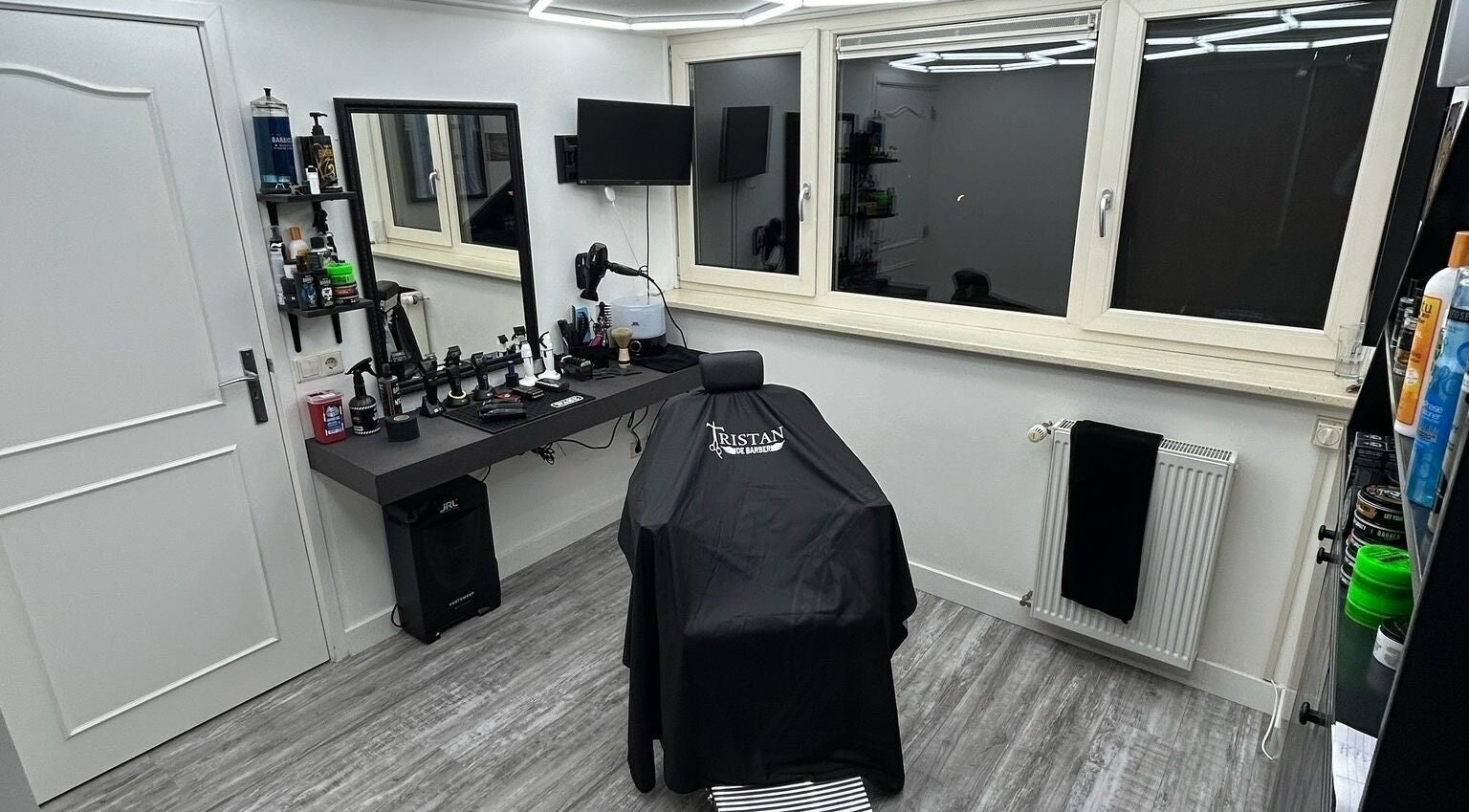 Moderne knipruimte bij Tristan De Barber in Stolwijk, Zuid-holland, NL met professionele stylingproducten.