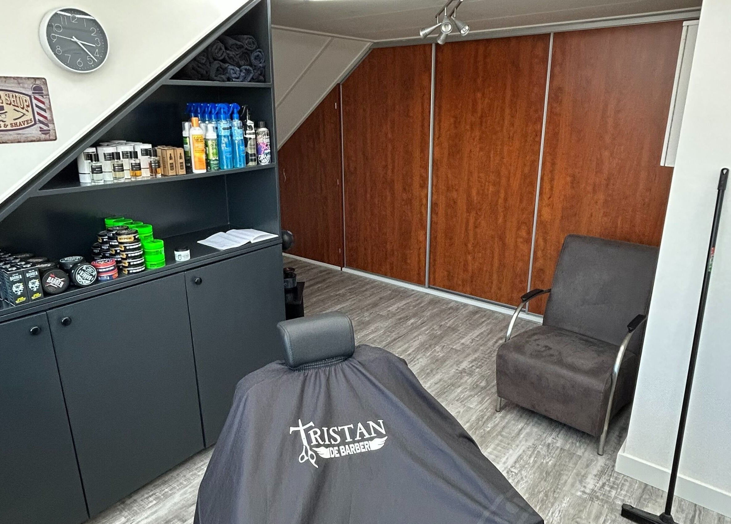 Interieur van Tristan De Barber in Stolwijk, Zuid-holland, NL met producten en stoelen