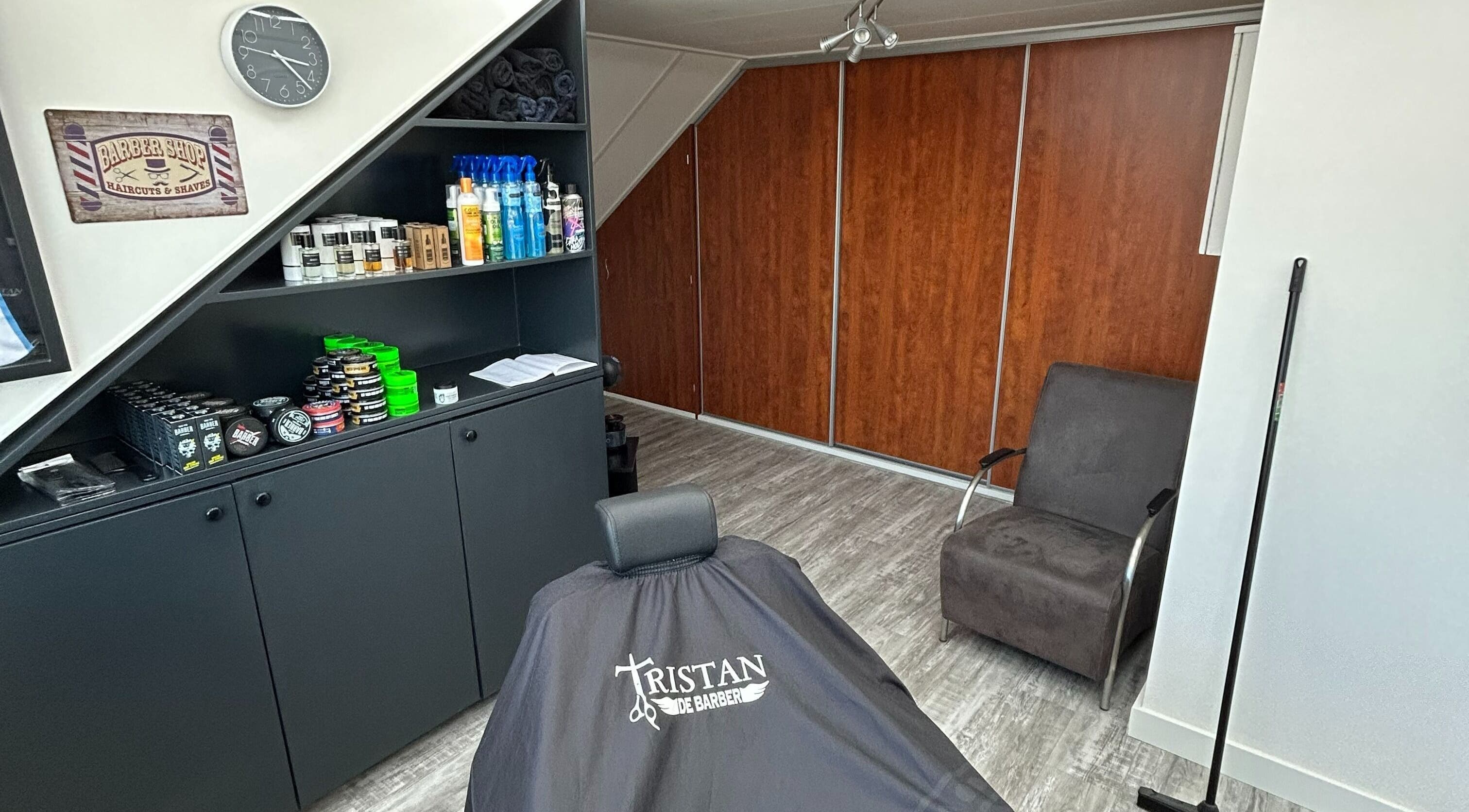 Interieur van Tristan De Barber in Stolwijk, Zuid-holland, NL met producten en stoelen