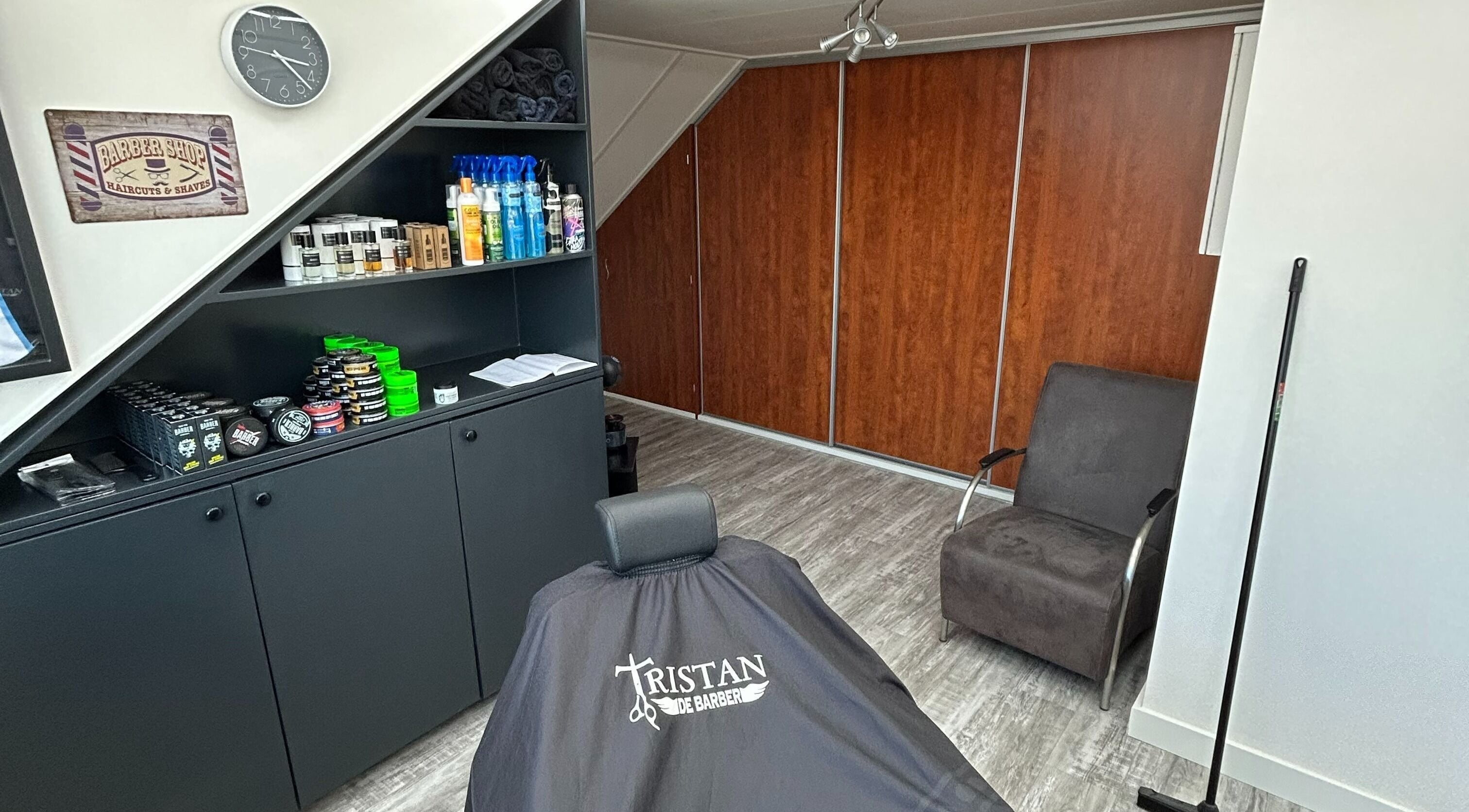 Interieur van Tristan De Barber in Stolwijk, Zuid-holland, NL met producten en stoelen