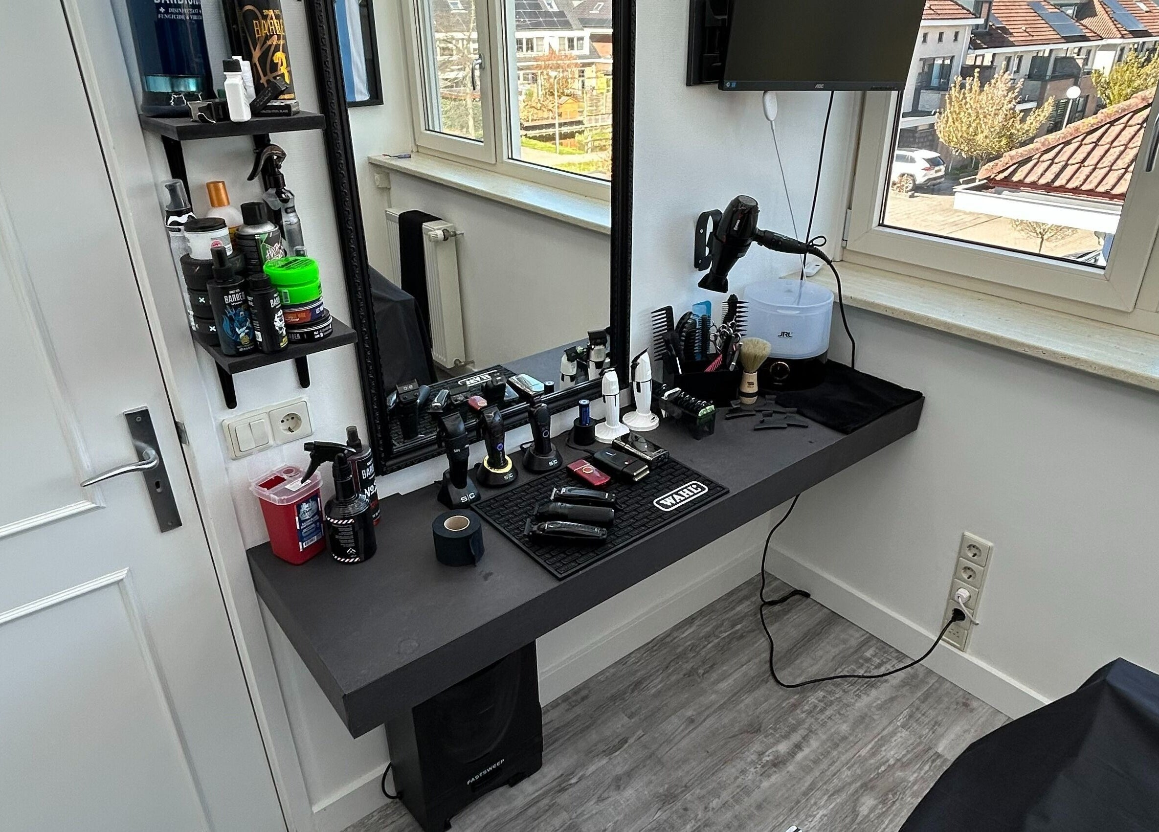 Interieur van Tristan De Barber in Stolwijk, Zuid-holland, NL met stylingproducten en spiegels.