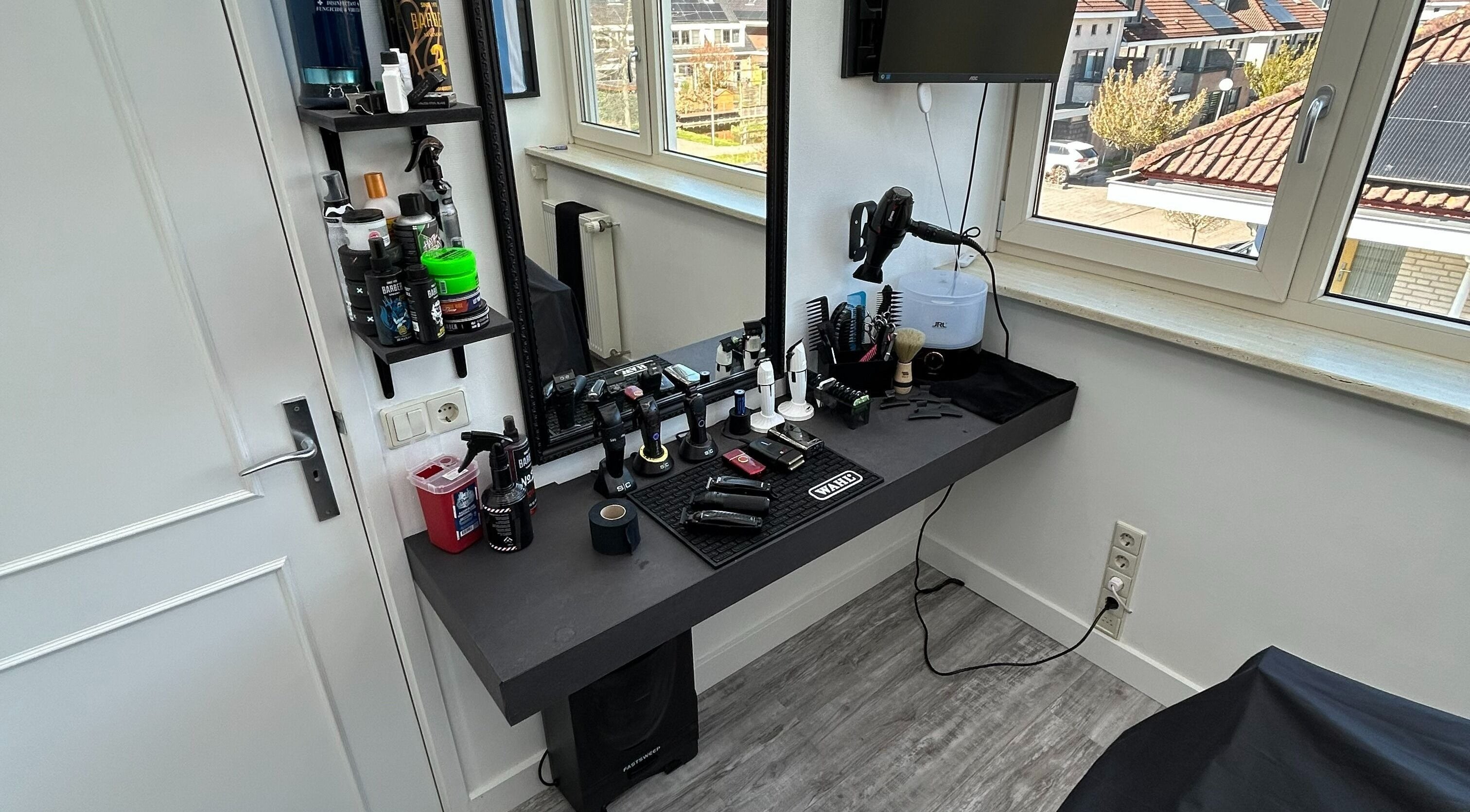 Interieur van Tristan De Barber in Stolwijk, Zuid-holland, NL met stylingproducten en spiegels.