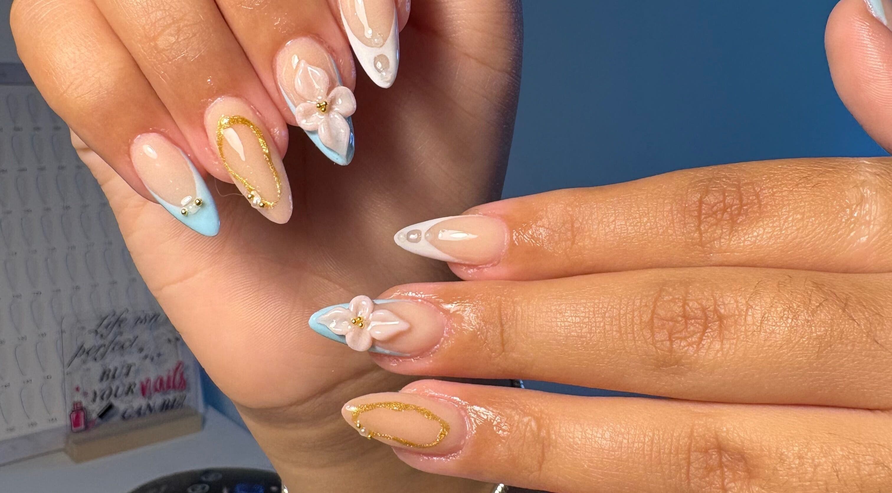 Artistic floral nail design at xx.madebybia in Peterborough, England, GB showcasing elegance in detail.