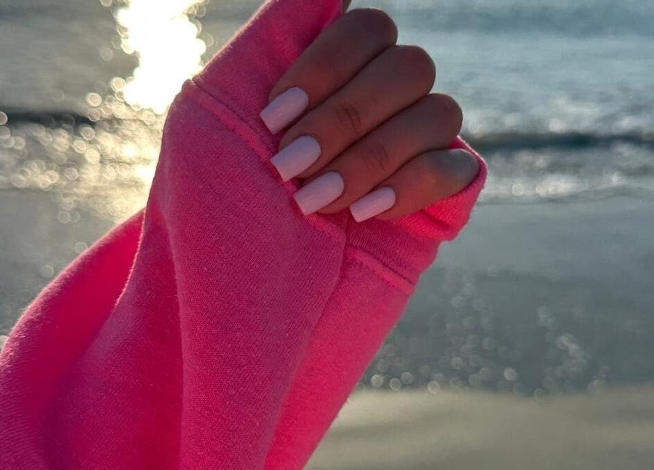 Elegant manicured nails by Carolinailedit at Wellington, Florida, US beach backdrop.