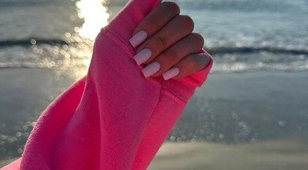 Elegant manicured nails by Carolinailedit at Wellington, Florida, US beach backdrop.