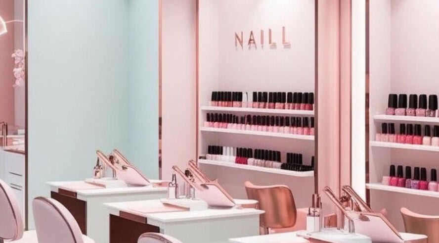 Espacio elegante de Uñas Esculturales Cancún en Cancún, Quintana Roo, MX, mostrando estaciones de manicura.