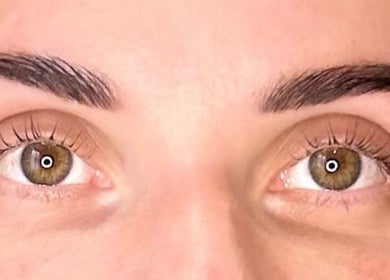 Close-up of expertly styled eyebrows at Luxe Lashes, Jersey, St Helier, JE, showcasing natural beauty enhancement.