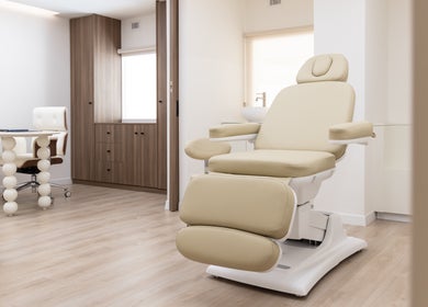 Spacious treatment room at Skyns Aesthetics Clinic, Nicosia, with luxurious chair and modern decor.