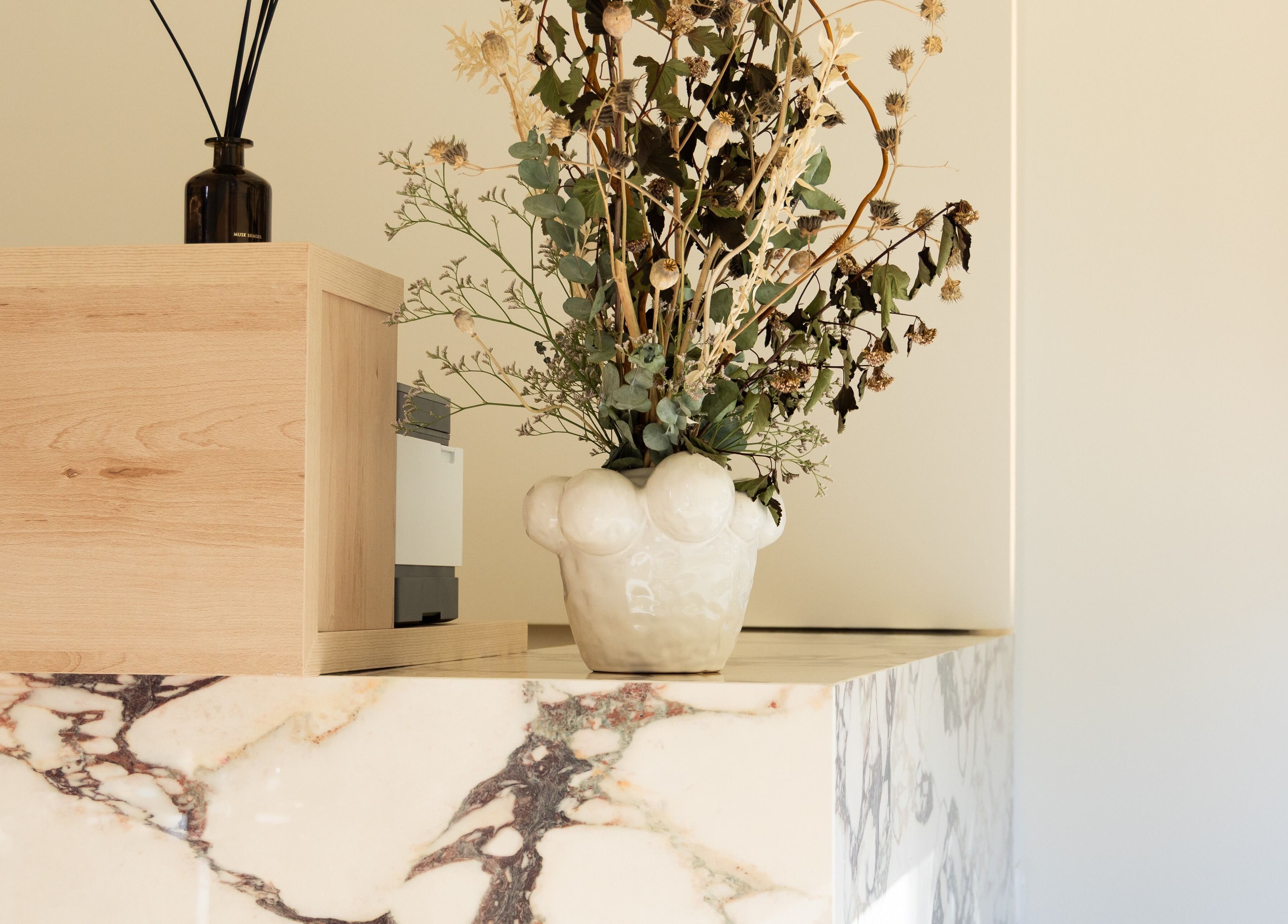 Elegant floral arrangement at Skyns Aesthetics Clinic in Nicosia, Nicosia, CY, highlighting natural decor.