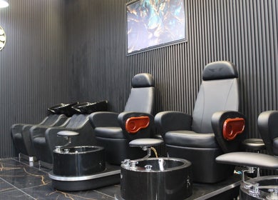 Luxurious seating area in Tiger Gents Salon, Dubai, AE. Modern black leather chairs enhance client comfort.
