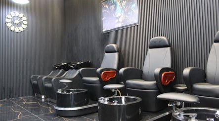 Luxurious seating area in Tiger Gents Salon, Dubai, AE. Modern black leather chairs enhance client comfort.