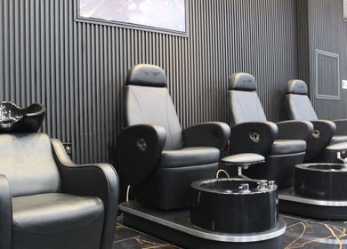 Luxurious seating at Tiger Gents Salon in Dubai, AE for premium grooming services.