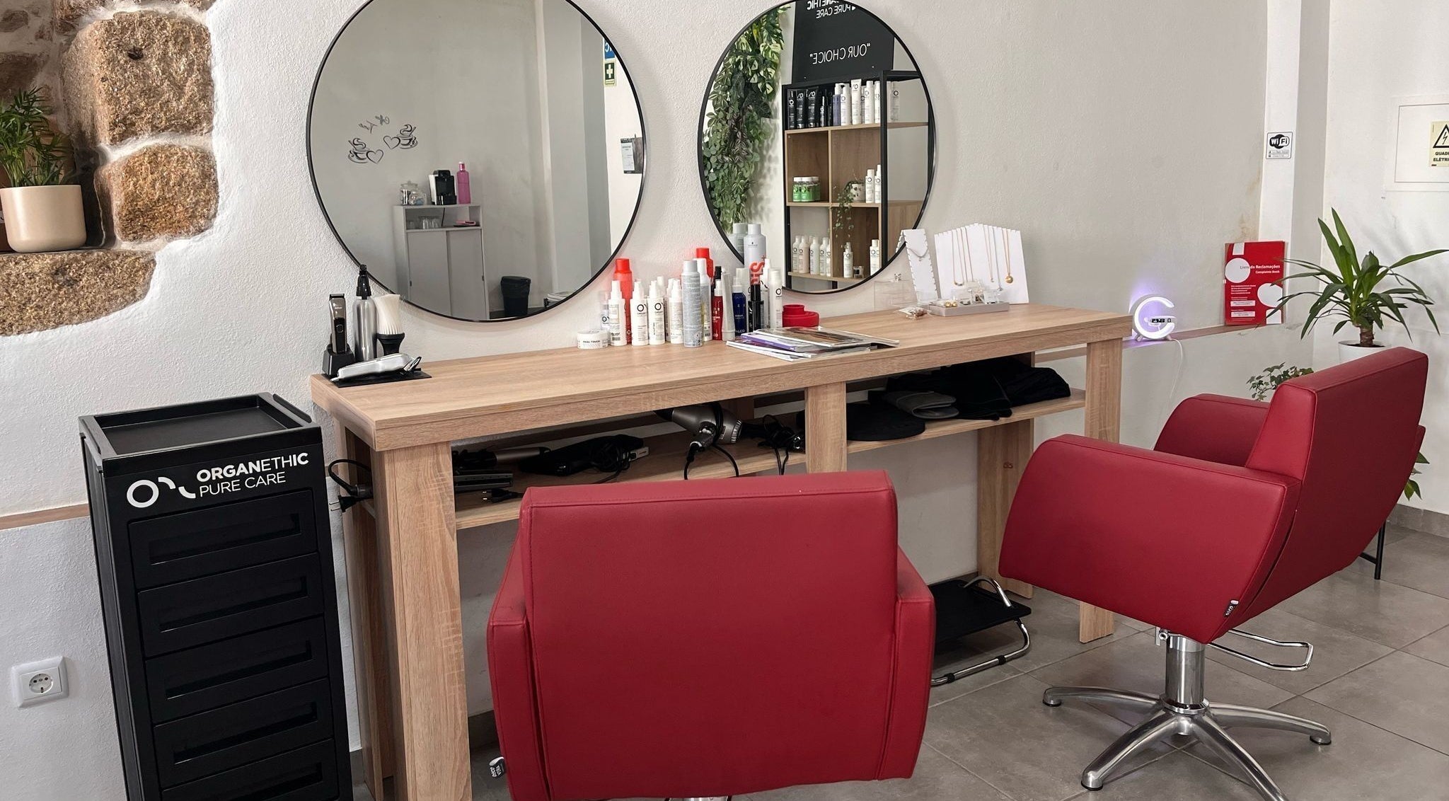 Espaço moderno do Sofia Fagundes Hairstylist em Vila Flor, Bragança, PT com cadeira vermelha estilosa.
