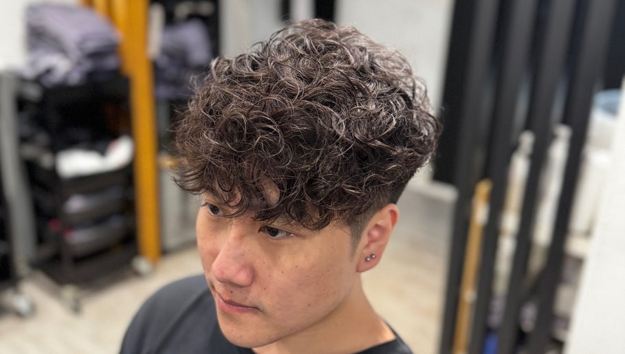Curly hairstyle at King Chan, 香港島, 香港島, HK. Perfect for modern style enthusiasts.