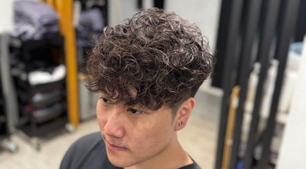 Curly hairstyle at King Chan, 香港島, 香港島, HK. Perfect for modern style enthusiasts.