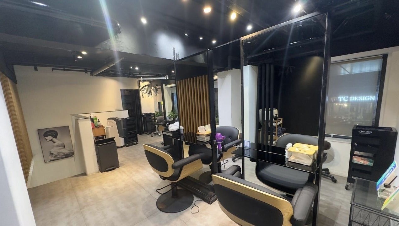 Modern beauty salon interior at King Chan, 香港島, 香港島, HK, showcasing sleek design and cozy chairs.