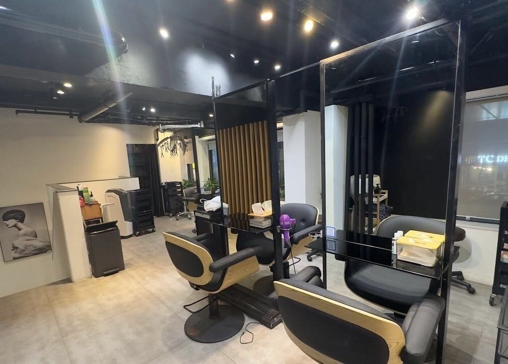 Modern beauty salon interior at King Chan, 香港島, 香港島, HK, showcasing sleek design and cozy chairs.