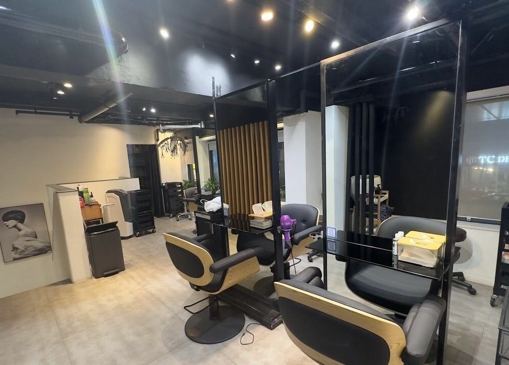 Modern beauty salon interior at King Chan, 香港島, 香港島, HK, showcasing sleek design and cozy chairs.