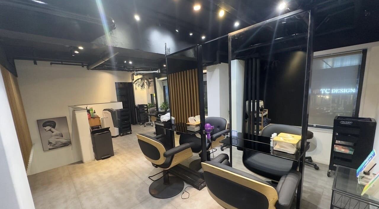 Modern beauty salon interior at King Chan, 香港島, 香港島, HK, showcasing sleek design and cozy chairs.