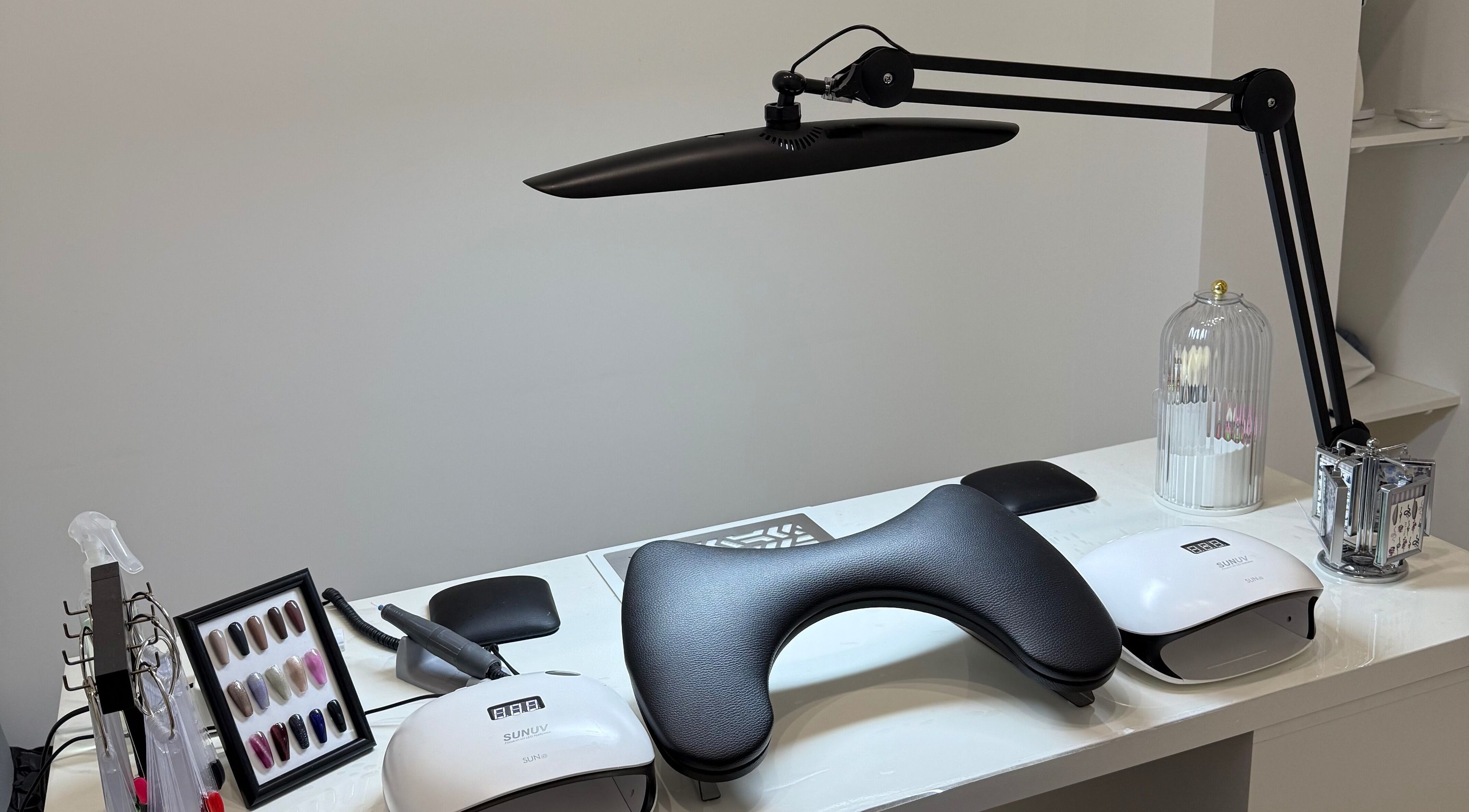 Table de manucure moderne au Cherry Blossom Beauty Studio à Montpellier, Occitanie, FR.