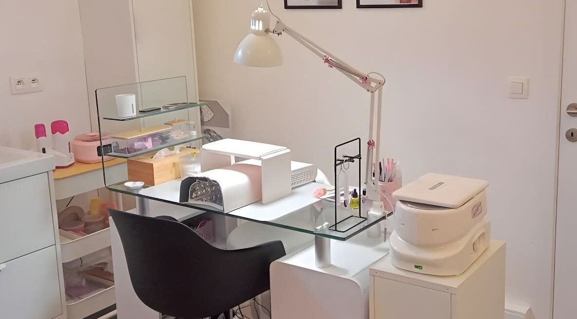 Stijlvolle nagelstudio bij La Mariposa Rosa in Zulte, Vlaams Gewest, BE met modern interieur.