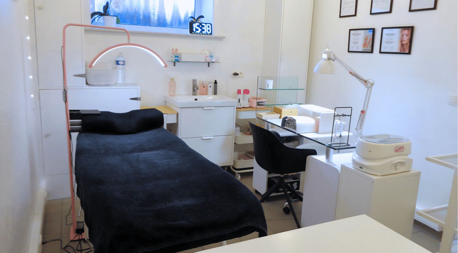 Rustgevende behandelkamer bij La Mariposa Rosa in Zulte, Vlaams Gewest, BE, met moderne spa-faciliteiten.