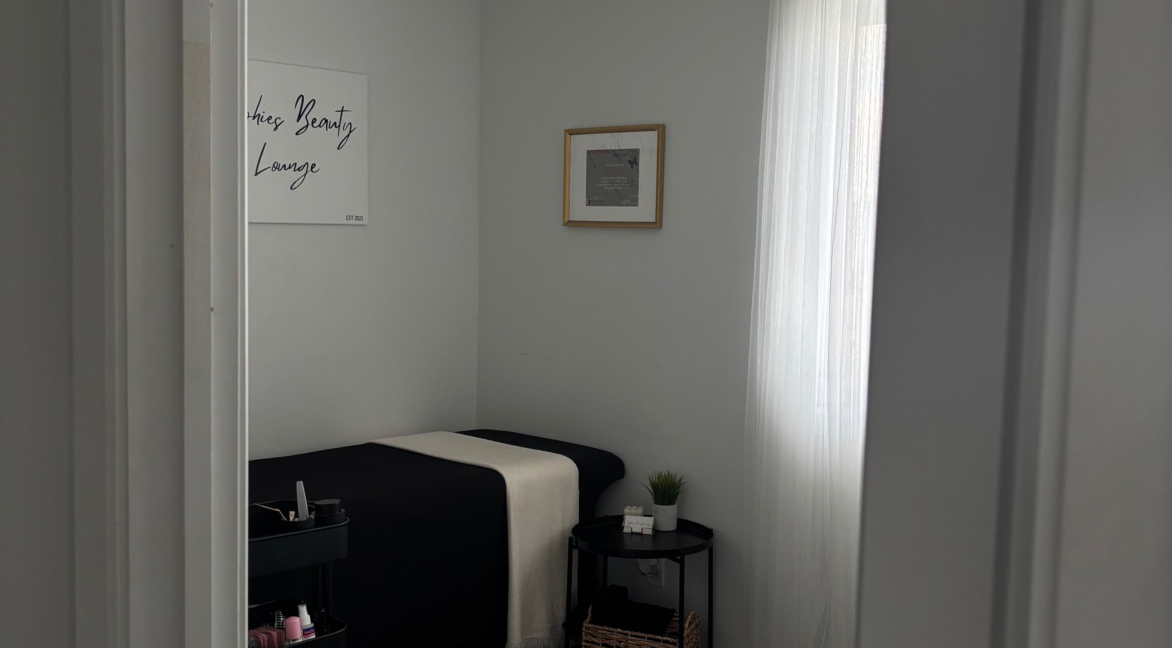 Cozy treatment room at Sophie's Beauty Lounge in Longueuil, Québec, CA with a massage bed and chic decor.