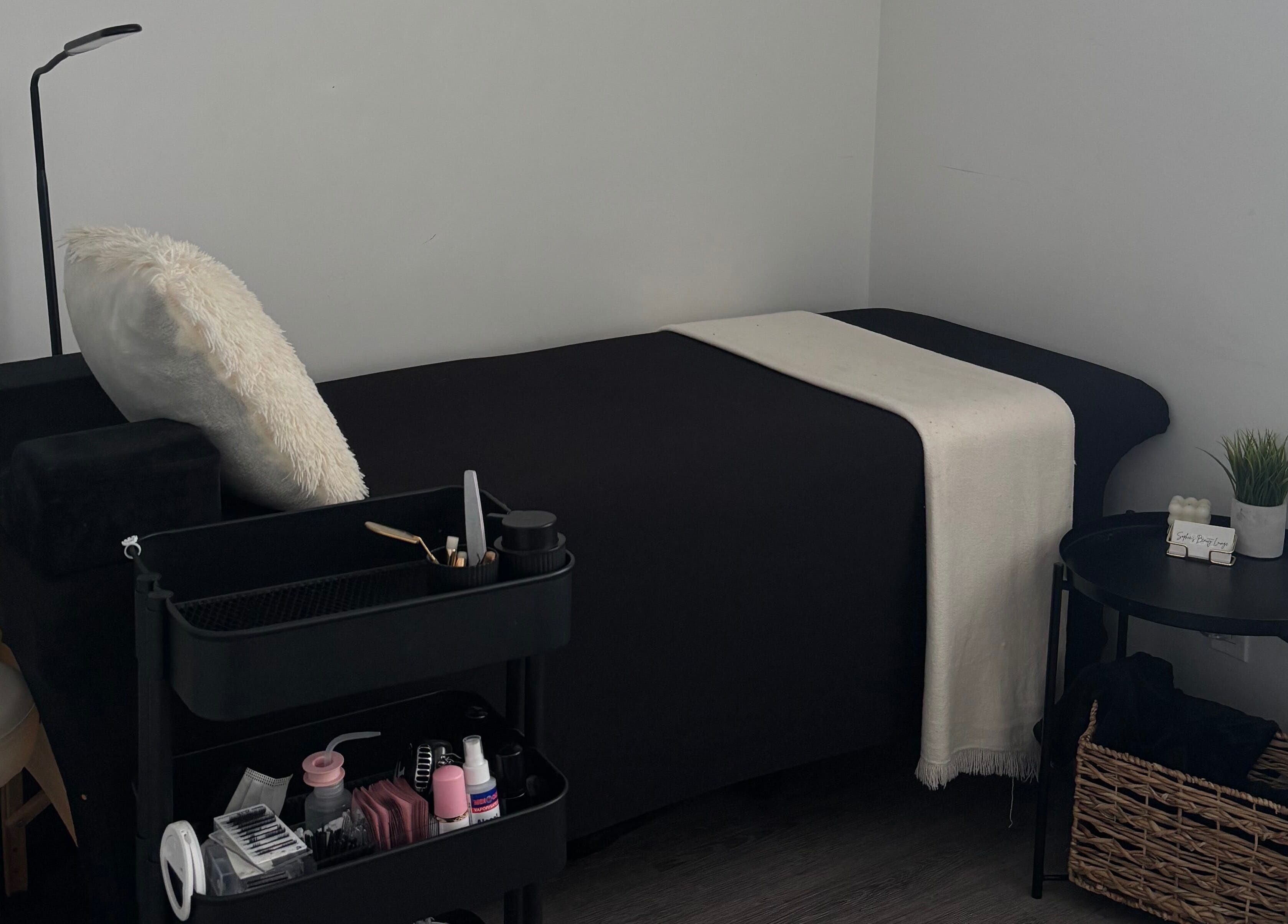 Cozy treatment bed at Sophie's Beauty Lounge in Longueuil, Québec, CA with modern decor and soft lighting.