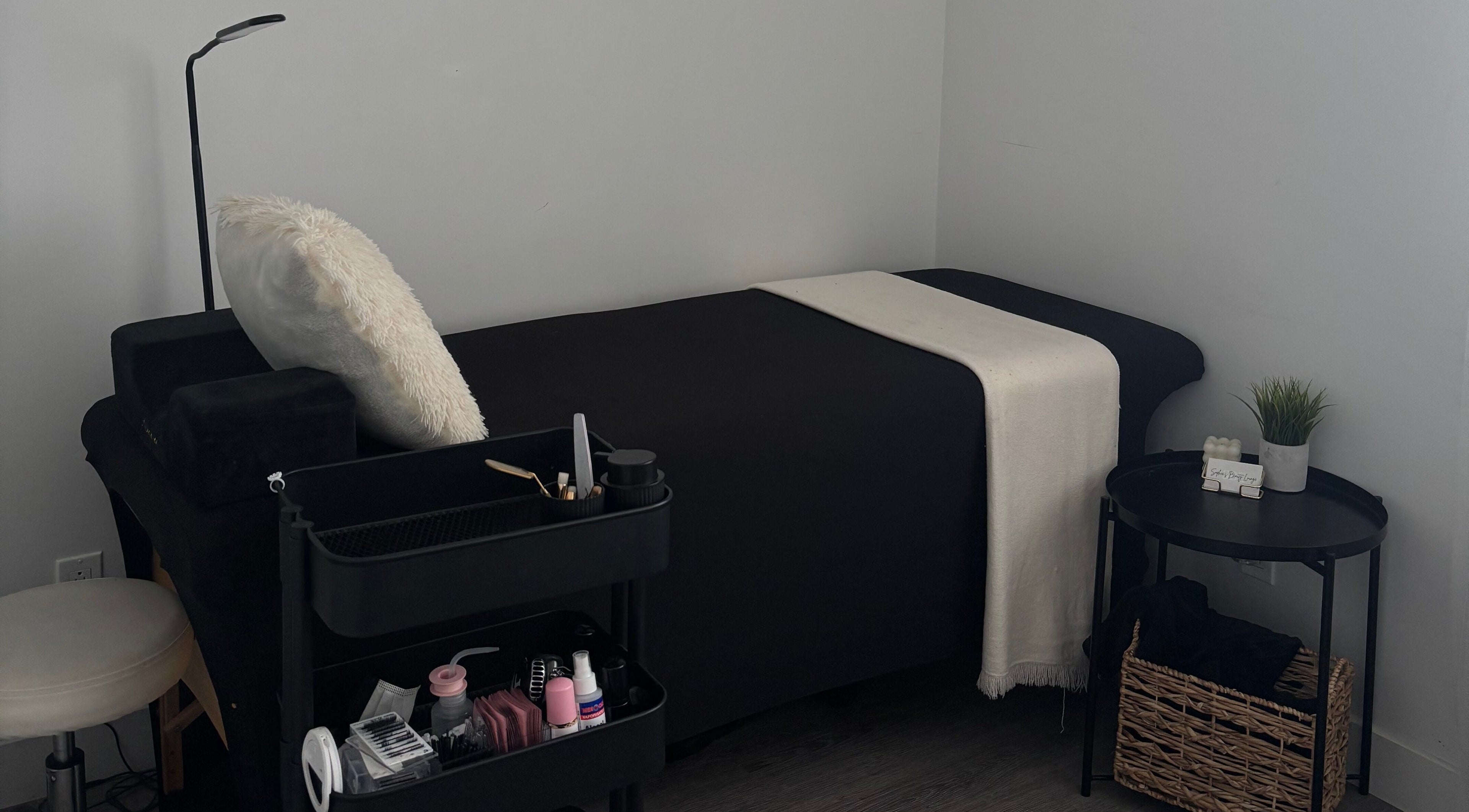 Cozy treatment bed at Sophie's Beauty Lounge in Longueuil, Québec, CA with modern decor and soft lighting.